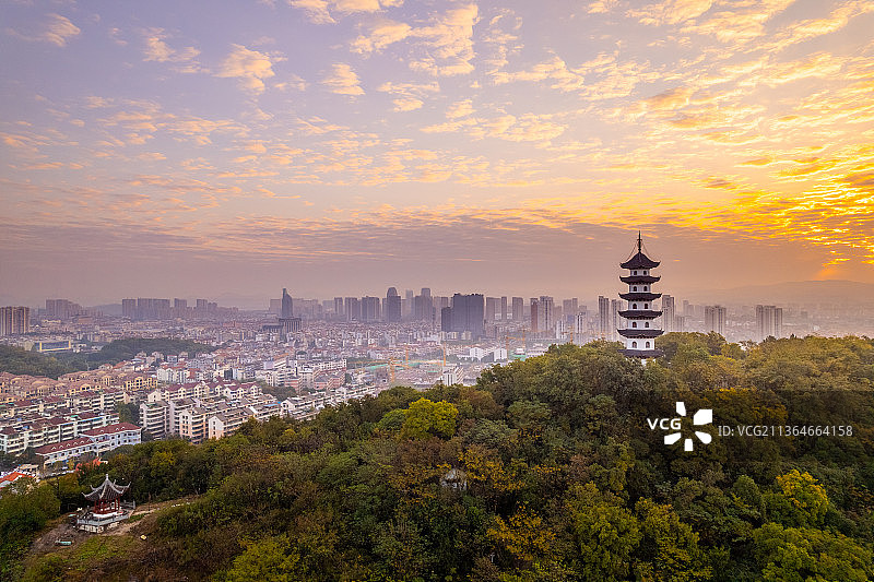 航拍夕阳下诸暨西施故里景区金鸡塔图片素材