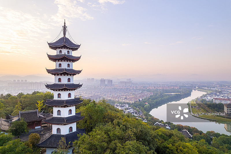 航拍夕阳下诸暨西施故里景区金鸡塔图片素材