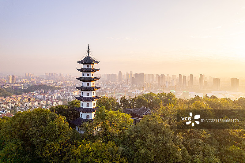 航拍夕阳下诸暨西施故里景区金鸡塔图片素材
