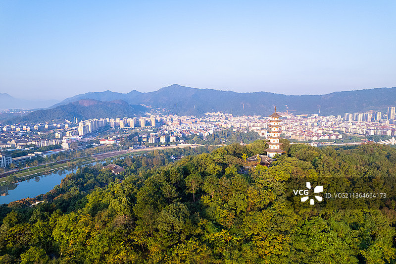 航拍夕阳下诸暨西施故里景区金鸡塔图片素材