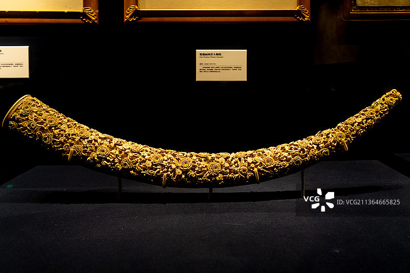 远古的象牙雕刻艺术品图片素材