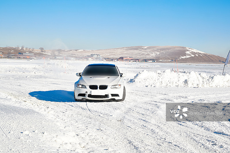 在冰冻的湖面进行的汽车冰上漂移赛图片素材