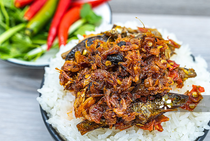 湖南特色美食.火焙鱼口味虾盖饭图片素材