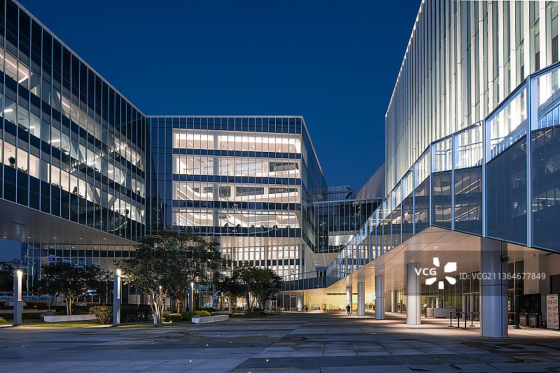 深圳光明文化艺术中心中庭建筑夜景图片素材