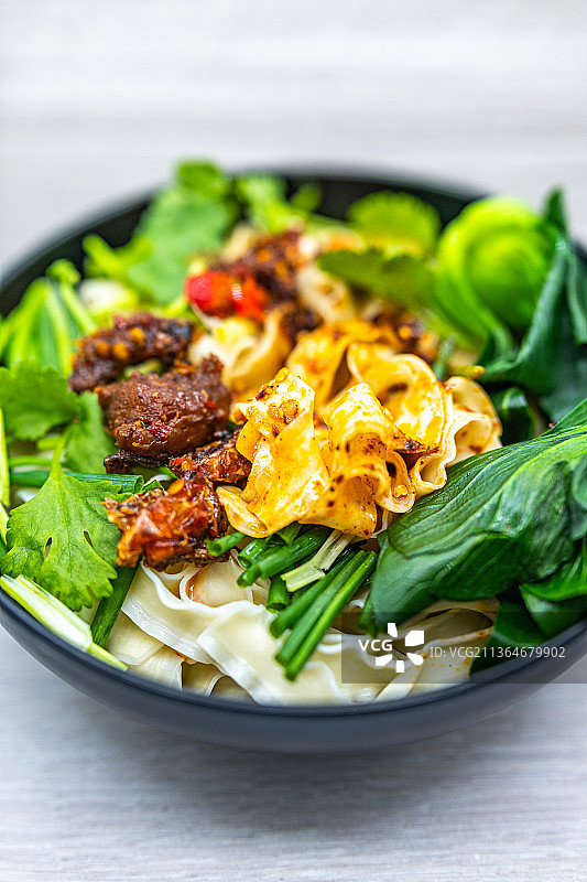 油泼面的家常做法图片素材