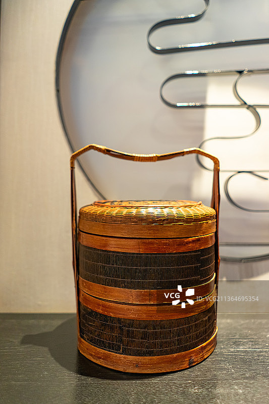 中国室内摆设的老物件，过去用于装食物的竹编筐子图片素材