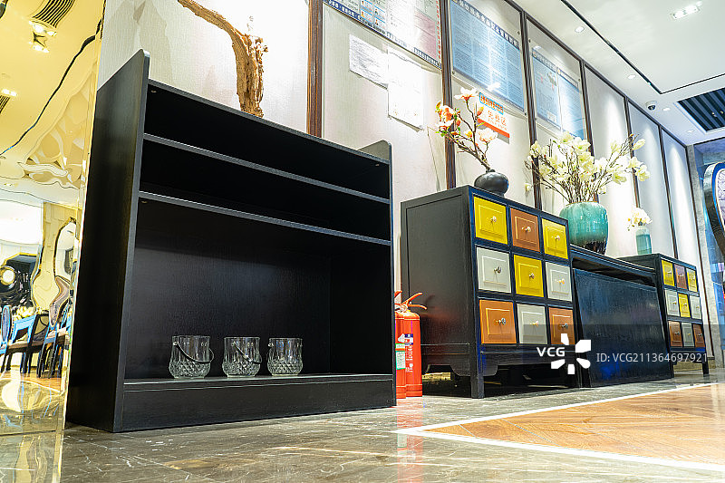 中国室内装饰，墙边摆设的彩色橱柜图片素材