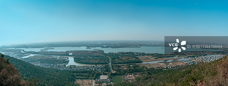 从常熟虞山剑门远眺尚湖图片素材