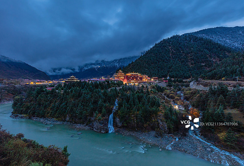 黎明之前的新龙县亚吾寺图片素材