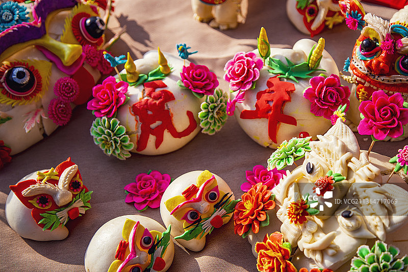 山西省万荣县非遗产品-云仙面塑退出“虎年虎福”系列花馍图片素材