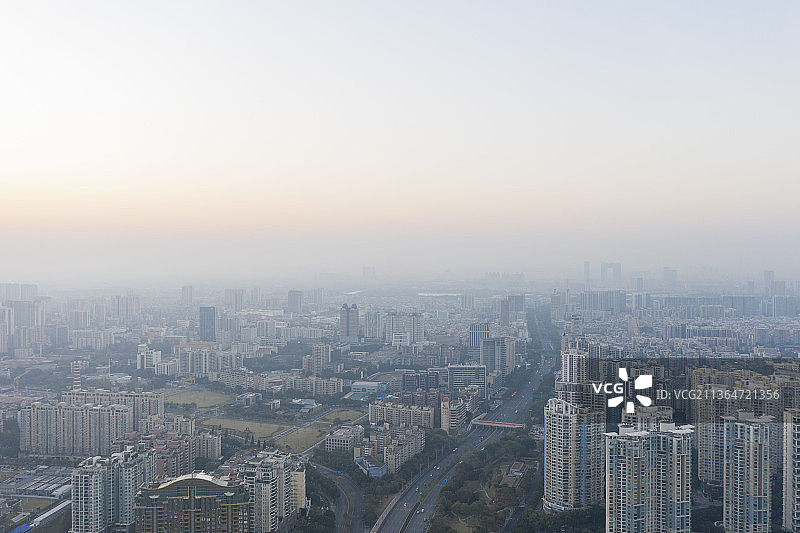 大雾中的城市建筑楼盘图片素材