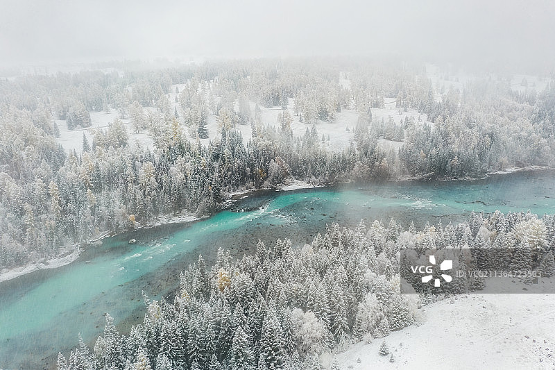 新疆阿勒泰布尔津喀纳斯景区喀纳河冬季雪景户外航拍鸟瞰图图片素材