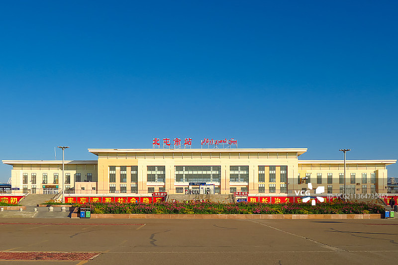 晴天万里无云的北屯市火车站图片素材