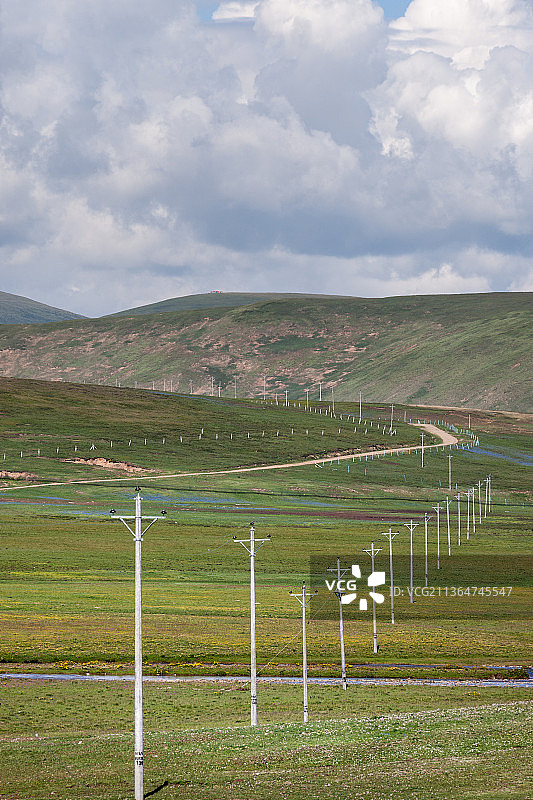 扎溪卡草原电力建设图片素材