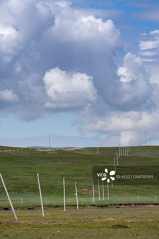 扎溪卡草原电力建设图片素材