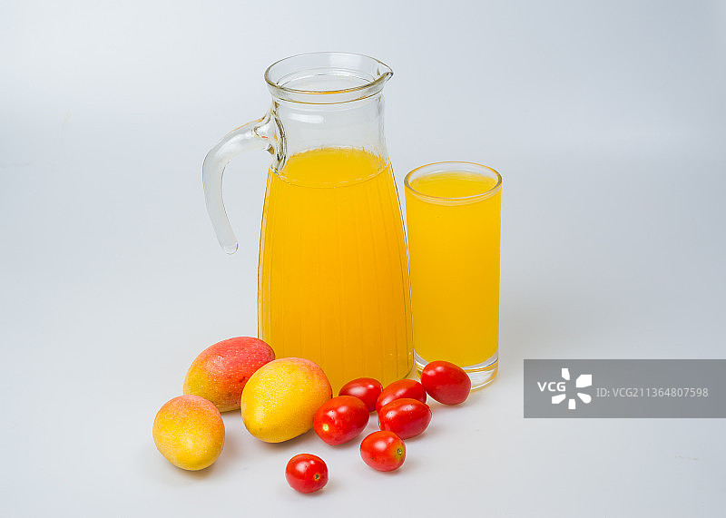 白背景上的鲜榨芒果汁与新鲜水果图片素材