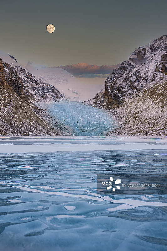 月光下的曲登尼玛冰川图片素材