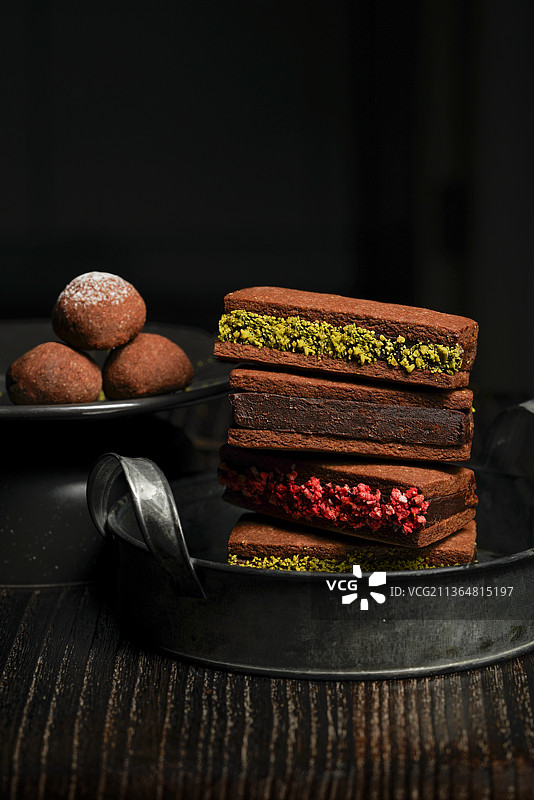 生巧夹心坚果树莓曲奇和巧克力球图片素材