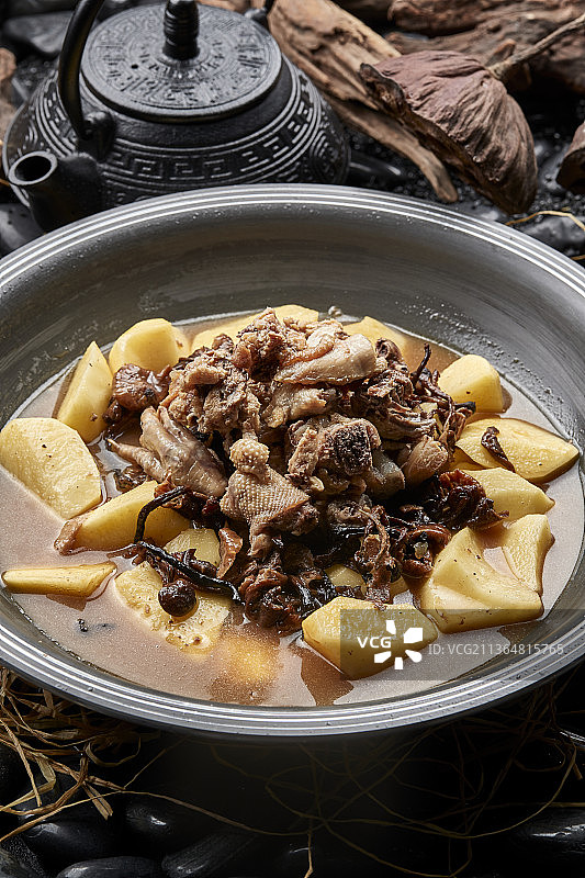 土豆 榛蘑 铁锅炖 柴鸡块图片素材