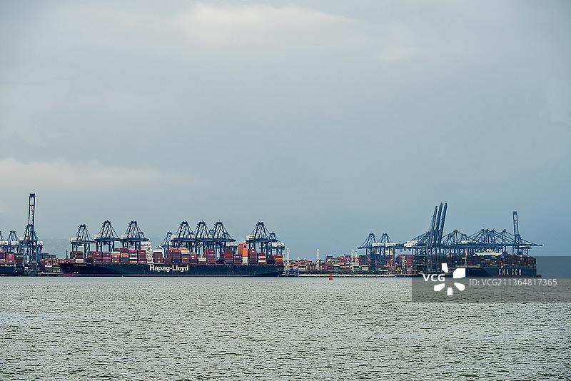 深圳盐田盐田港船舶装卸图片素材