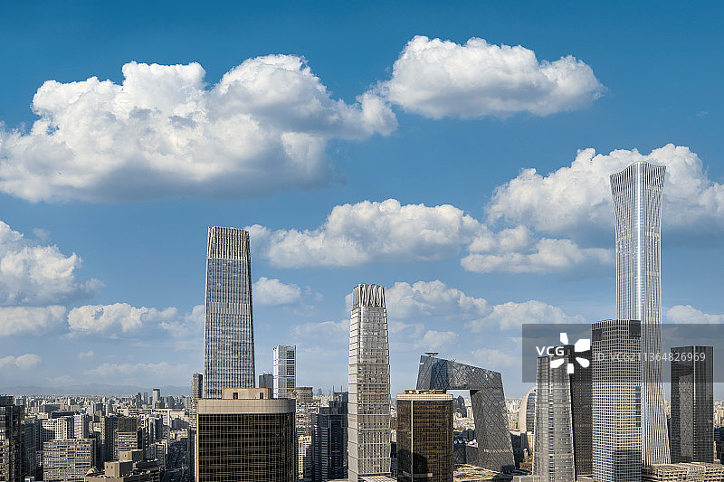 蓝天白云下的北京国贸商务区倒影图片素材