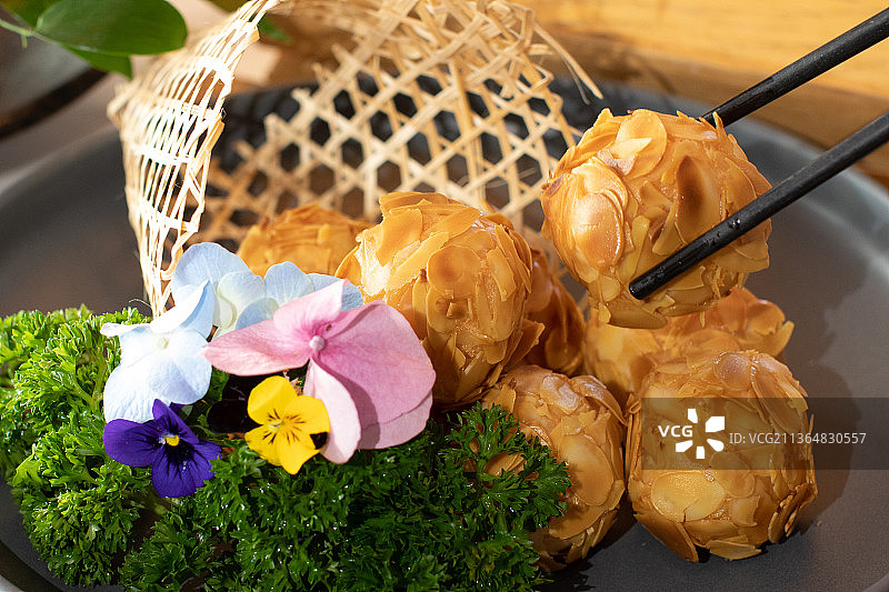 麒麟脆皮虾球图片素材