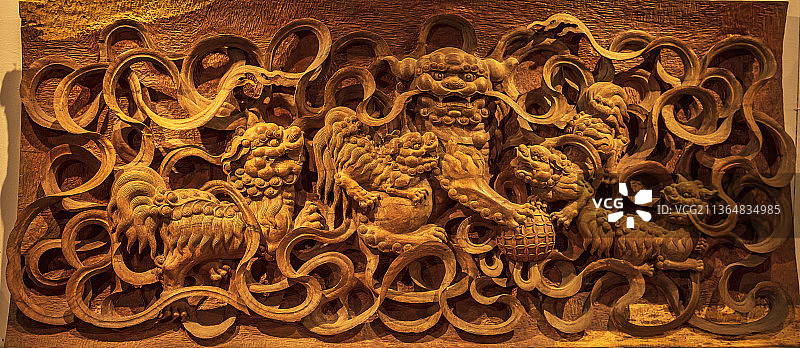 云南省大理喜洲古镇传统木雕图片素材