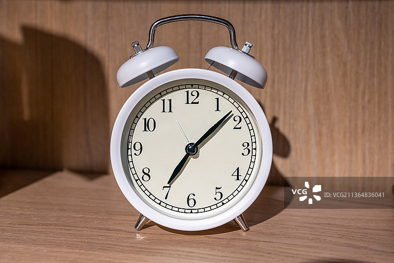 白色闹钟图片素材