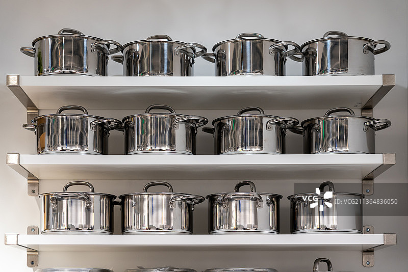 货架上的锅图片素材