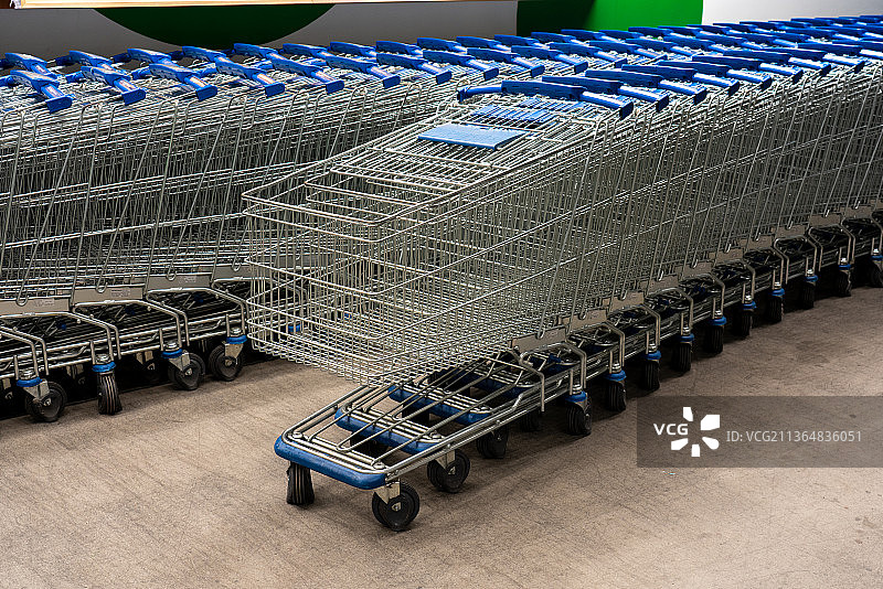 一排蓝色购物车图片素材