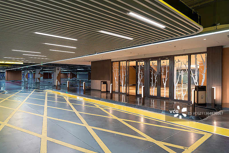 购物中心地下停车库图片素材