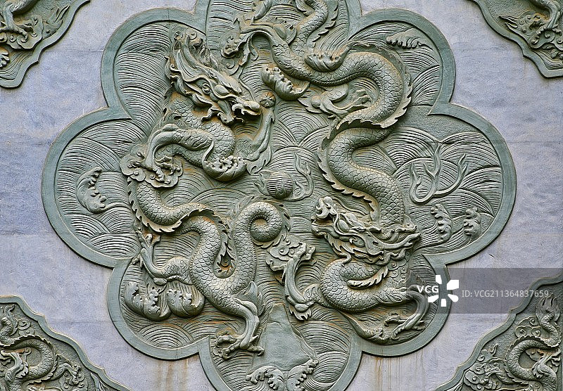 龙形花纹的石壁浮雕，双龙戏珠图片素材