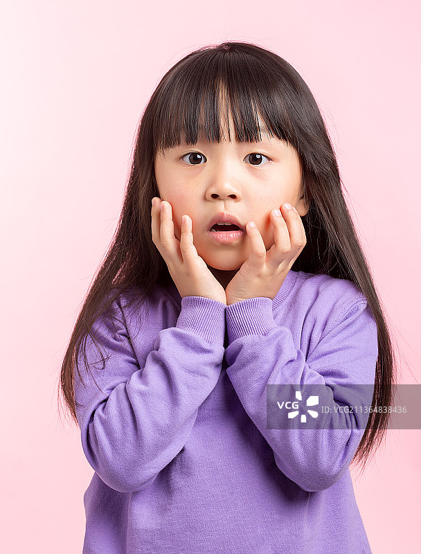 小女孩惊恐的表情图片素材