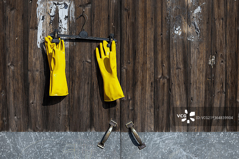 一双黄色的手套图片素材