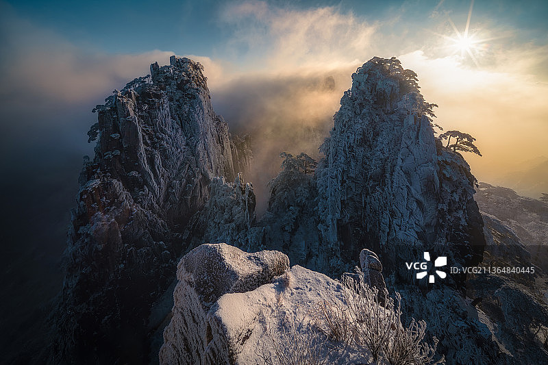 安徽省黄山市黄山风景区始信峰雪景日出云海自然风光图片素材