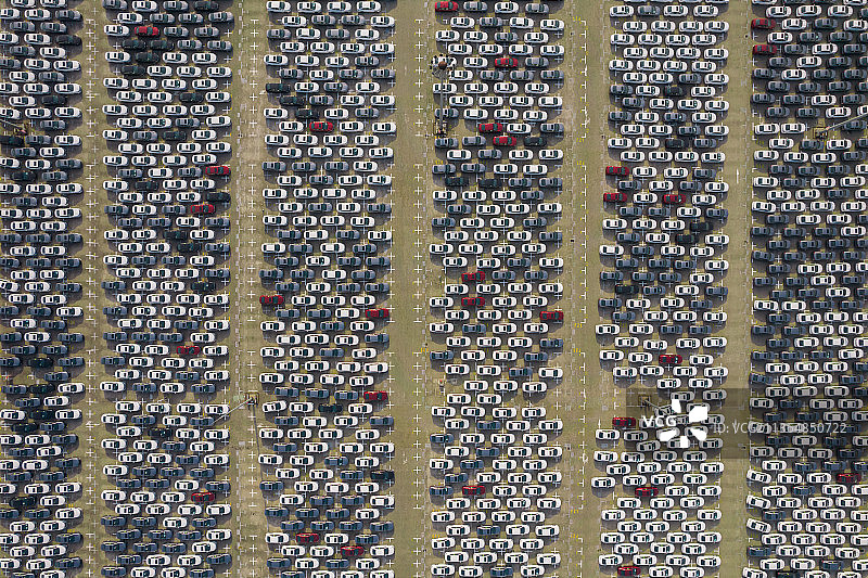 航拍汽车工厂停放的汽车图片素材