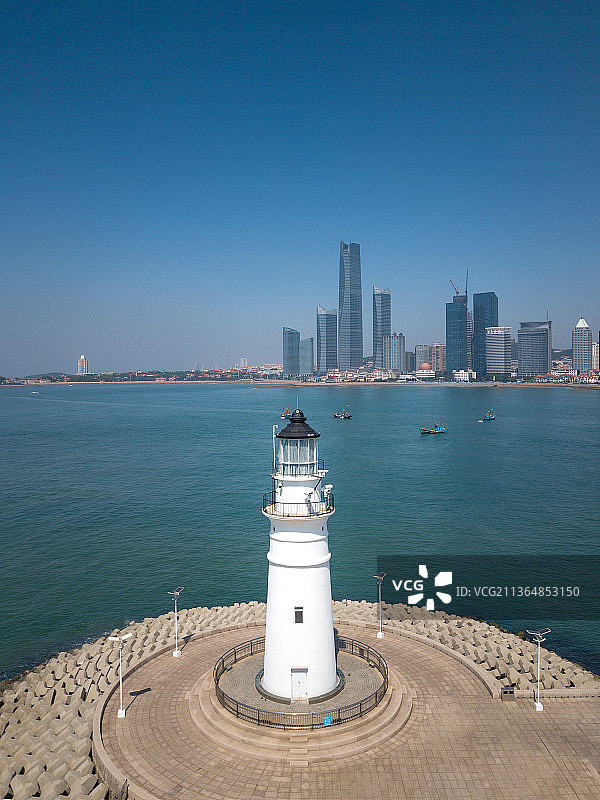 青岛市奥帆中心情人坝灯塔与城市天际线图片素材