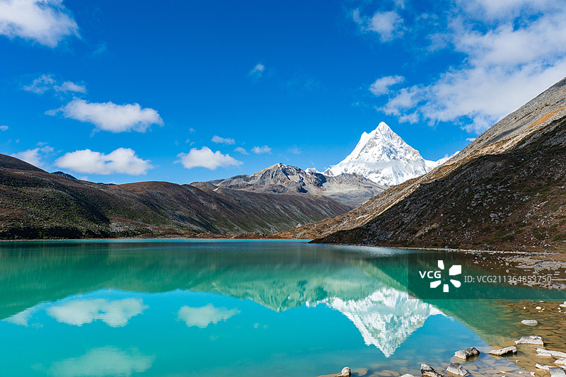 库拉岗日介久措倒影图片素材