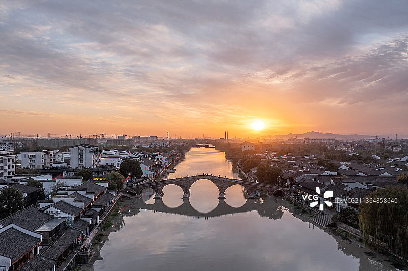 杭州塘栖古镇广济桥日落风光航拍图片素材