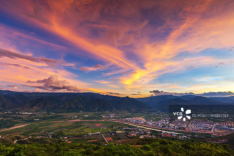 云南省玉溪市元江县城全景图片素材