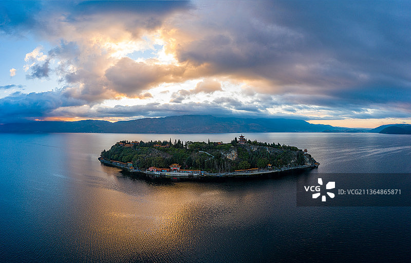 云南省玉溪市澄江市抚仙湖孤山岛风景区图片素材