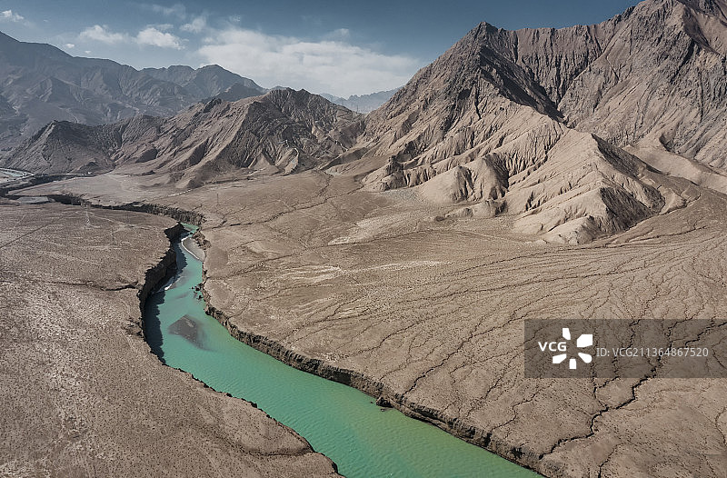 山谷，航拍，山，河流，湖泊，贫瘠，极端地形，地形，可可西里，青藏高原，水文，水库，地理，干涸图片素材