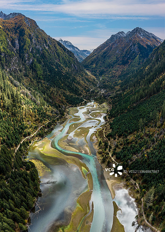 川西荷花海的山峦森林与月亮湖图片素材
