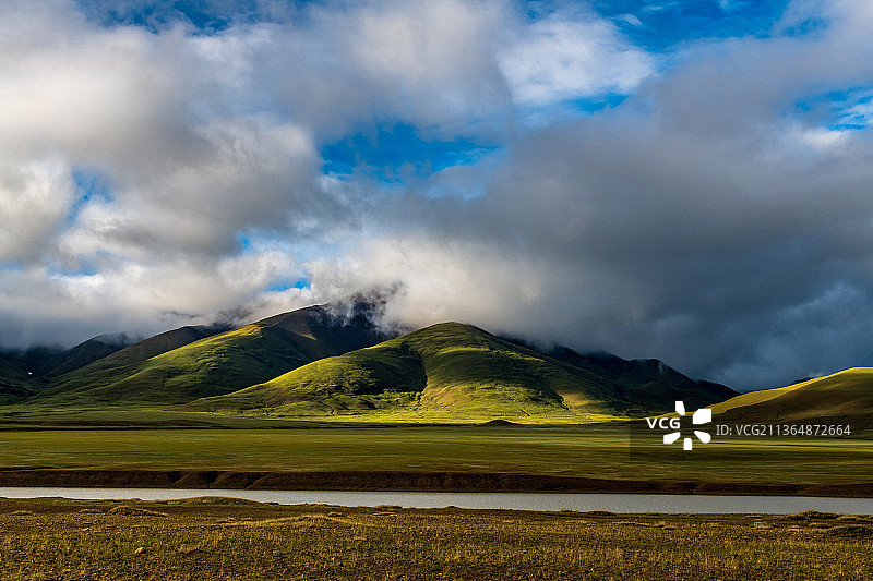 日喀则仲巴县的高原光影1图片素材