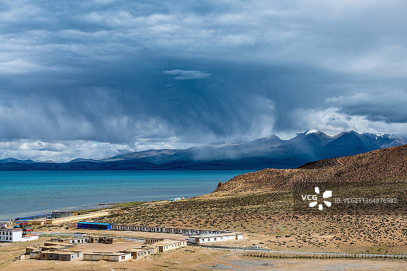 阿里地区普兰县玛旁雍措的风雨图片素材