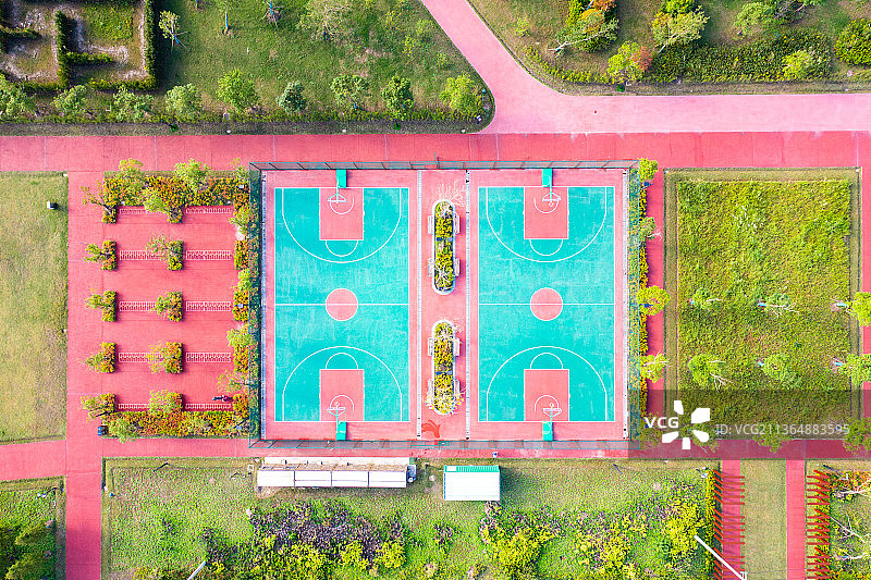 中国上海临港滴水湖口袋公园城市绿化跑道森林树木休闲公园游乐设施儿童乐园图片素材