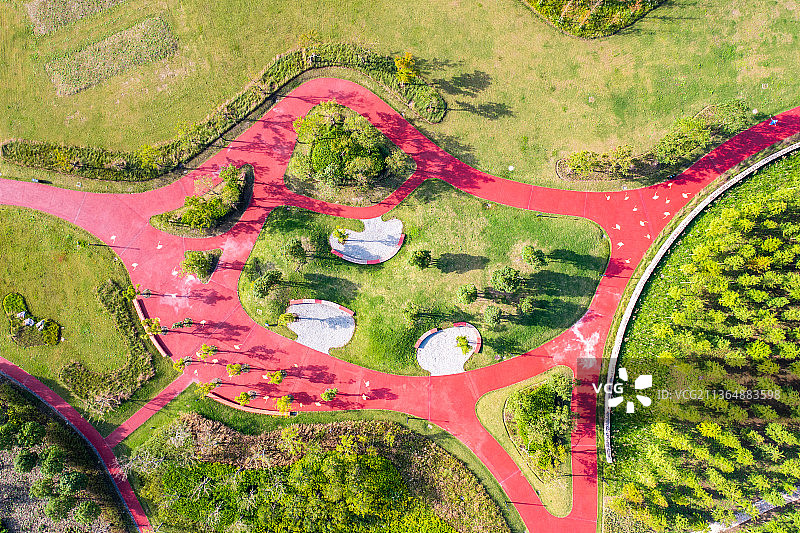 中国上海临港滴水湖口袋公园城市绿化跑道森林树木休闲公园游乐设施儿童乐园图片素材