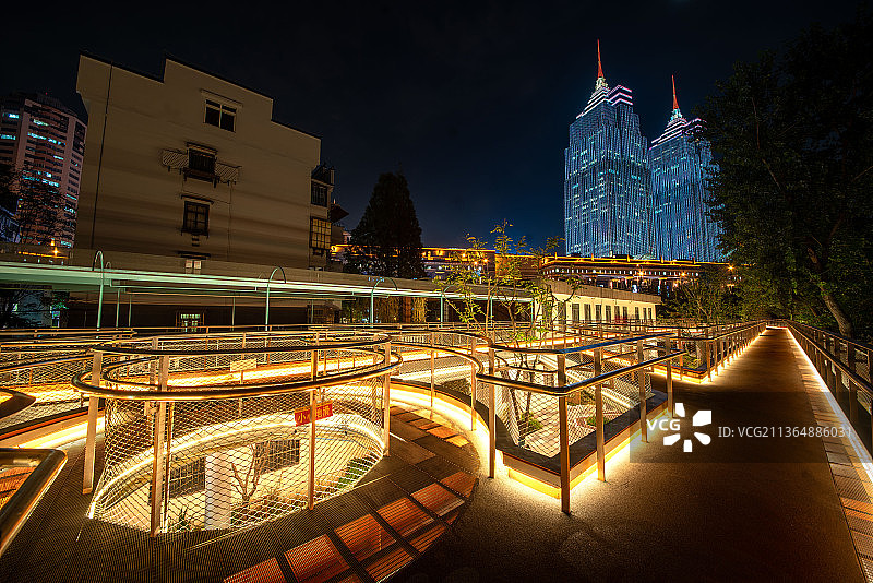 中国上海普陀区曹扬社区百禧公园夜景环球港双子塔建筑图片素材