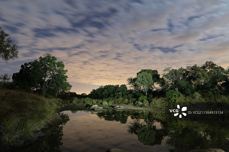 南非隆多洛齐禁猎区：黄昏时分的水坑景观，水中倒影图片素材