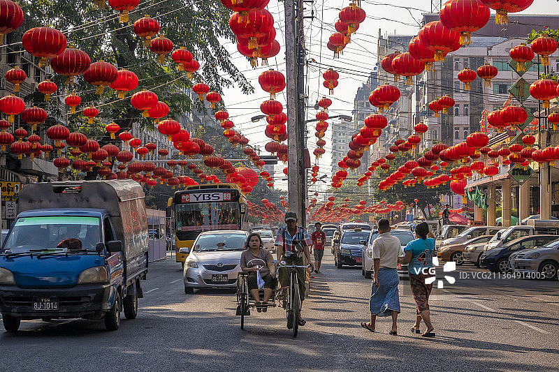缅甸仰光市中心挂满中国红灯笼的街道，喜迎中国新年图片素材